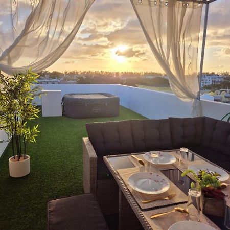 Skyview Apartment- Rooftop Penthouse With Sunset & Sea Views Flic-en-Flacq Dış mekan fotoğraf