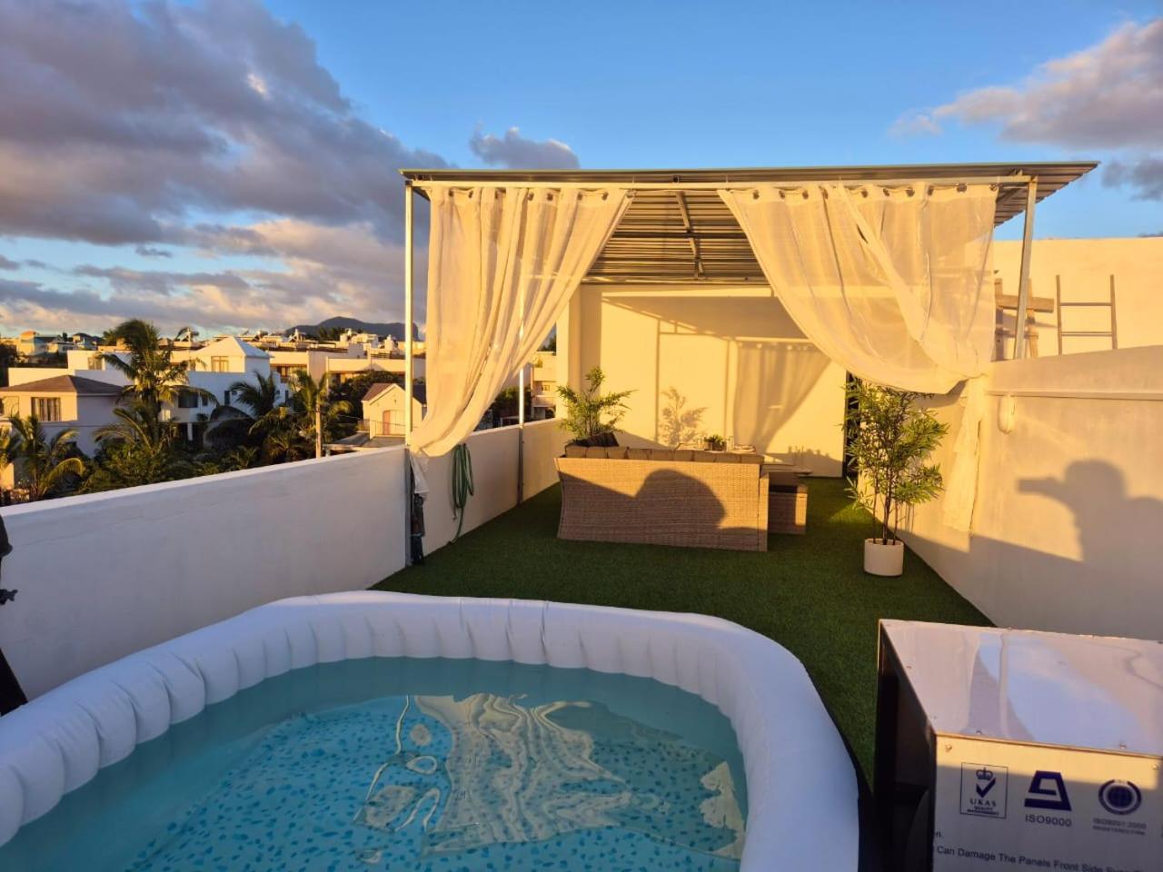 Skyview Apartment- Rooftop Penthouse With Sunset & Sea Views Flic-en-Flacq Dış mekan fotoğraf