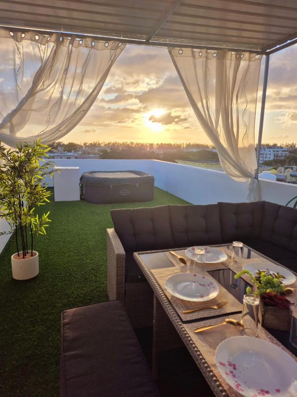 Skyview Apartment- Rooftop Penthouse With Sunset & Sea Views Flic-en-Flacq Dış mekan fotoğraf