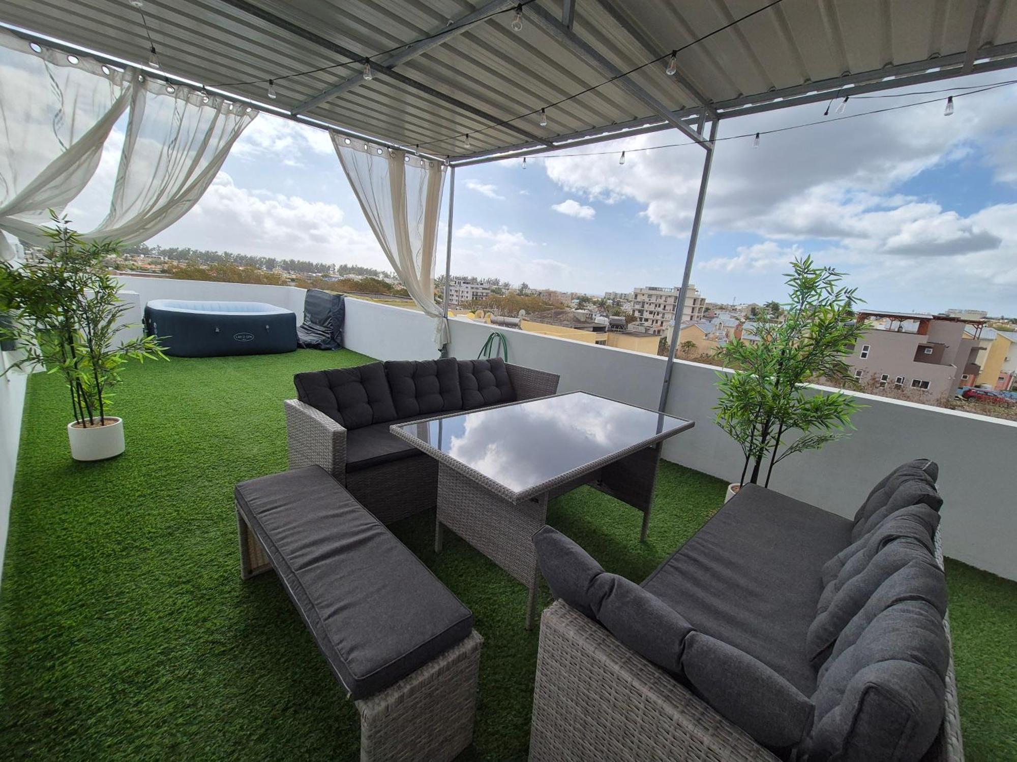 Skyview Apartment- Rooftop Penthouse With Sunset & Sea Views Flic-en-Flacq Dış mekan fotoğraf